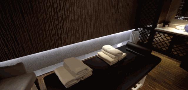 首都土豪家里的酒窖可以存2000瓶红酒，17米吊灯洗一次要花100000