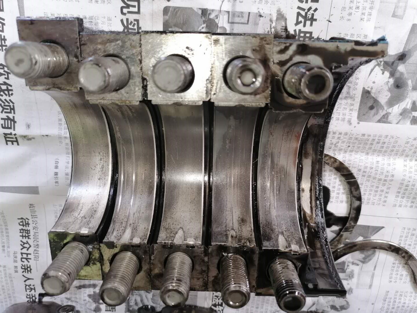 才跑4万公里货车烧机油怎么回事,发动机烧机油活塞发黑