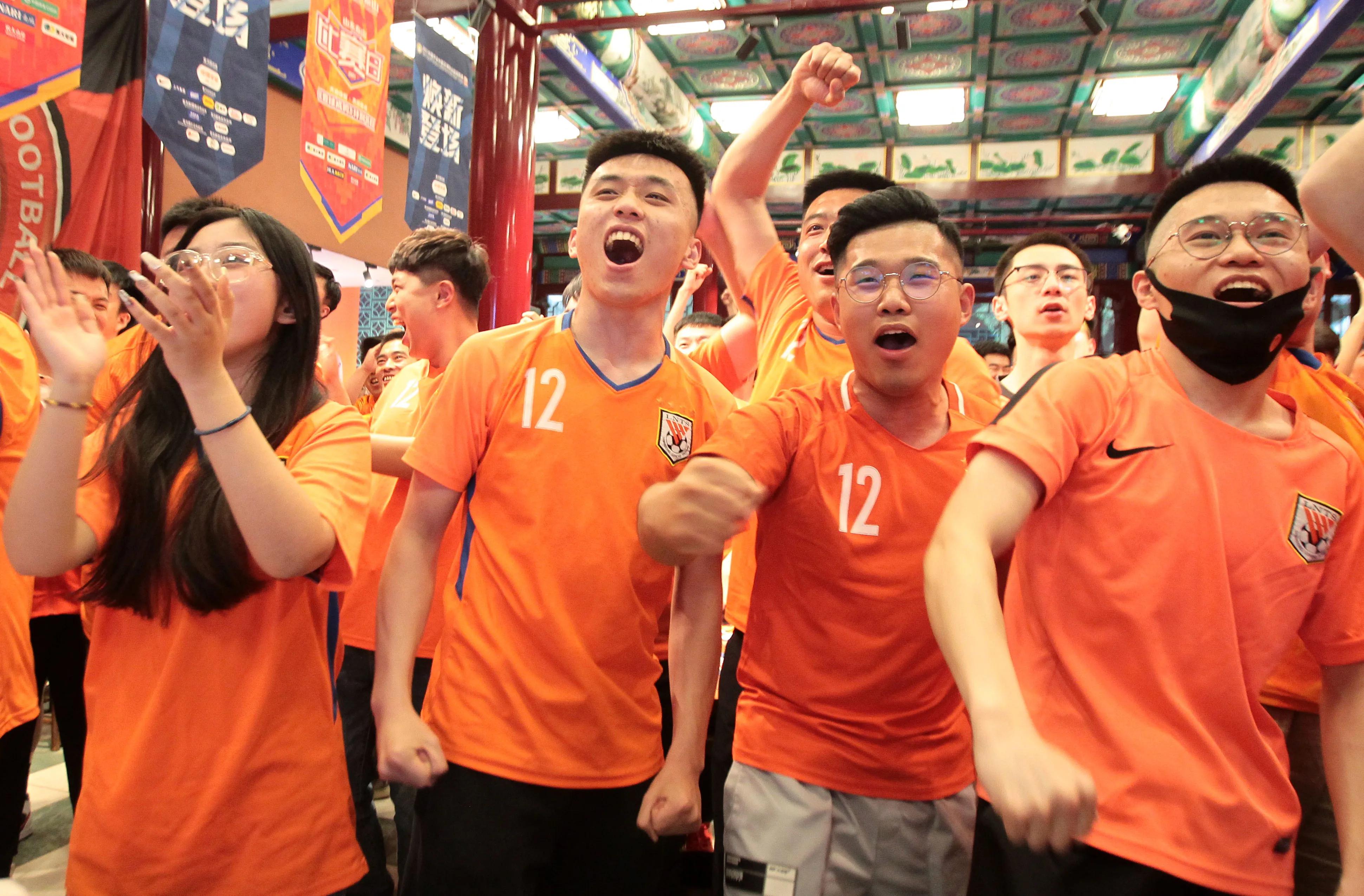 愿岁月可回首且以深情共白头解释,青葱岁月已逝唯有足球不可辜负