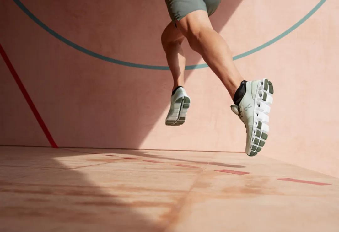 刘嘉玲穿运动鞋,54岁的刘嘉玲穿运动装登山