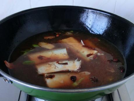 煎鱼时油溅到脸上会留疤吗,煎鱼油溅起来