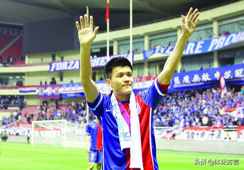 他是申花出场王，为球队拼到吐血曾被骂“叛徒”，如今38岁未退役