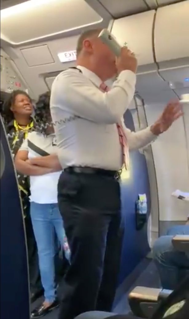 男乘客醉酒呕吐,美国一男子吐口水在车上