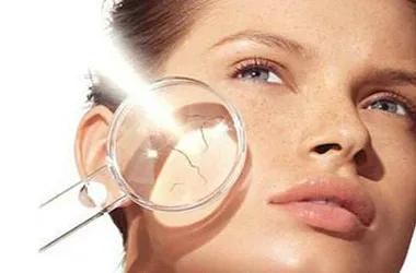 皮肤长痘是缺水引起的么,皮肤干燥缺水长斑用什么护肤品