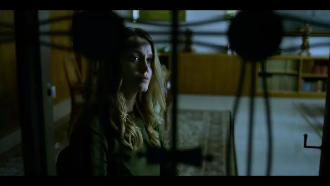 在这部电影中，满屏充满了欲望，在第一集就弄死了女主