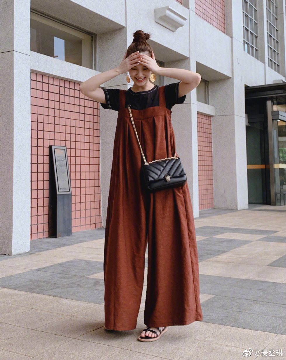 还在穿阔腿裤的你可能不知道，时髦精都悄悄穿起了束脚裤和背带裤