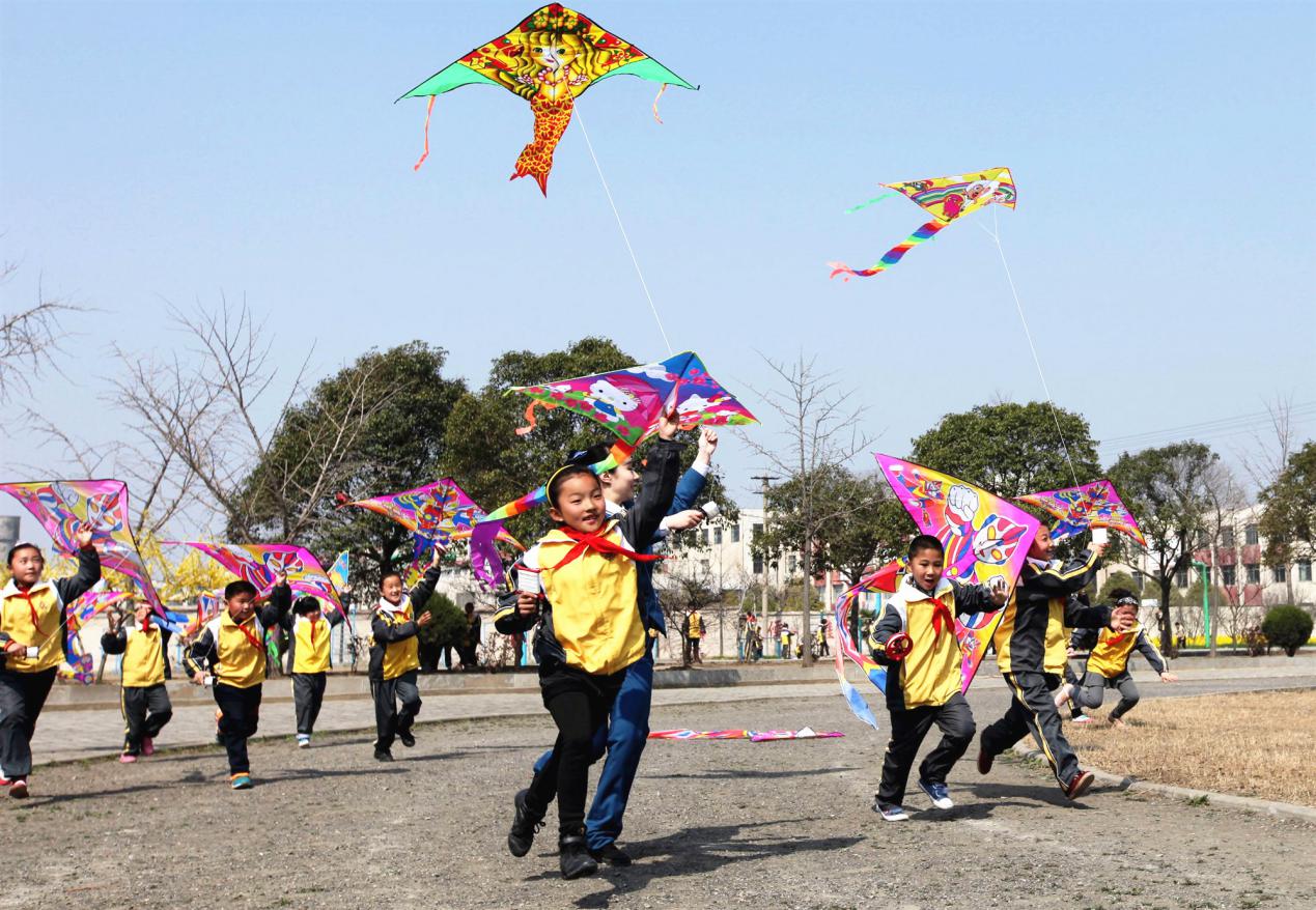 姐弟俩坐姿引热议,姐弟坐地铁坐姿