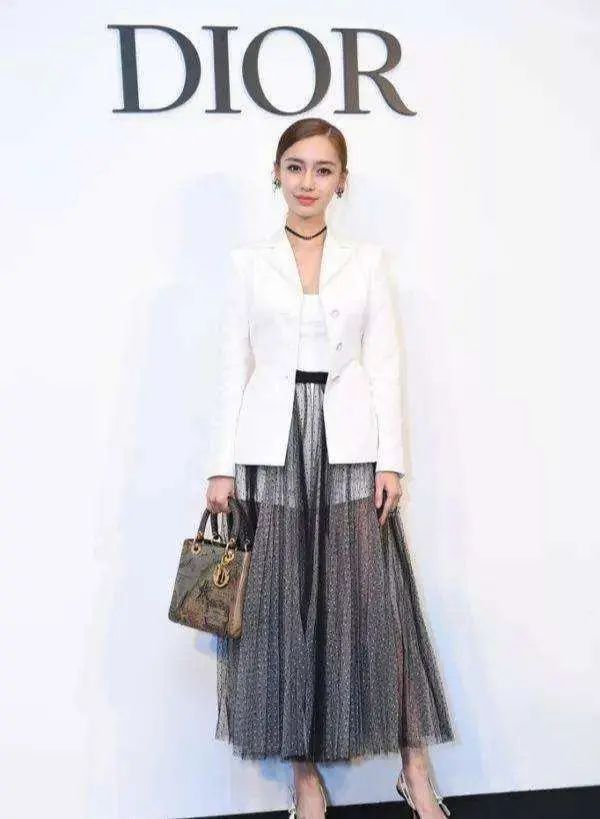 白西装华丽,白西装清冷感