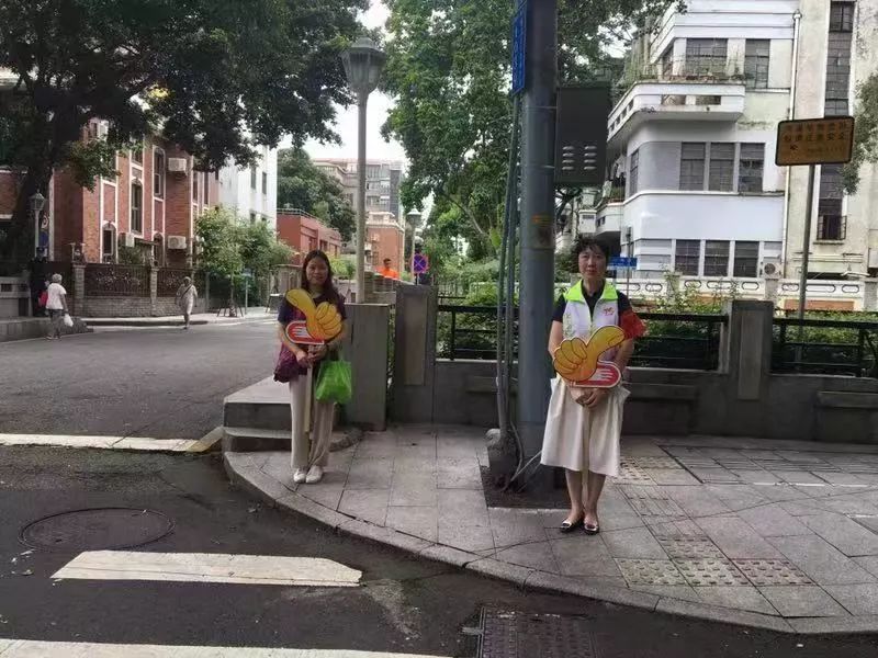 持续推进在职党员进社区志愿服务,在职党员下沉社区开展志愿服务