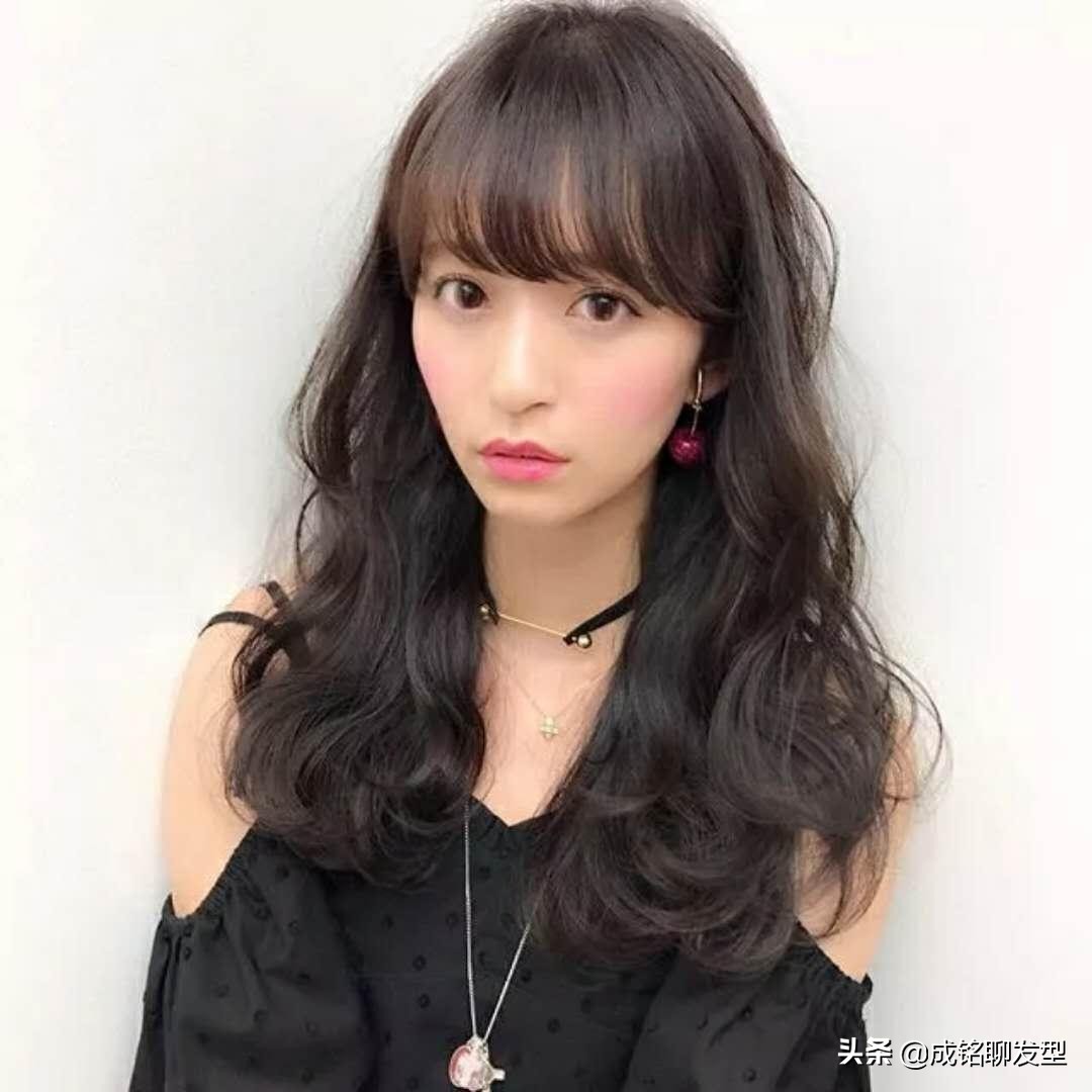 女士烫完卷发怎么打理,女士烫发后用什么保湿定型