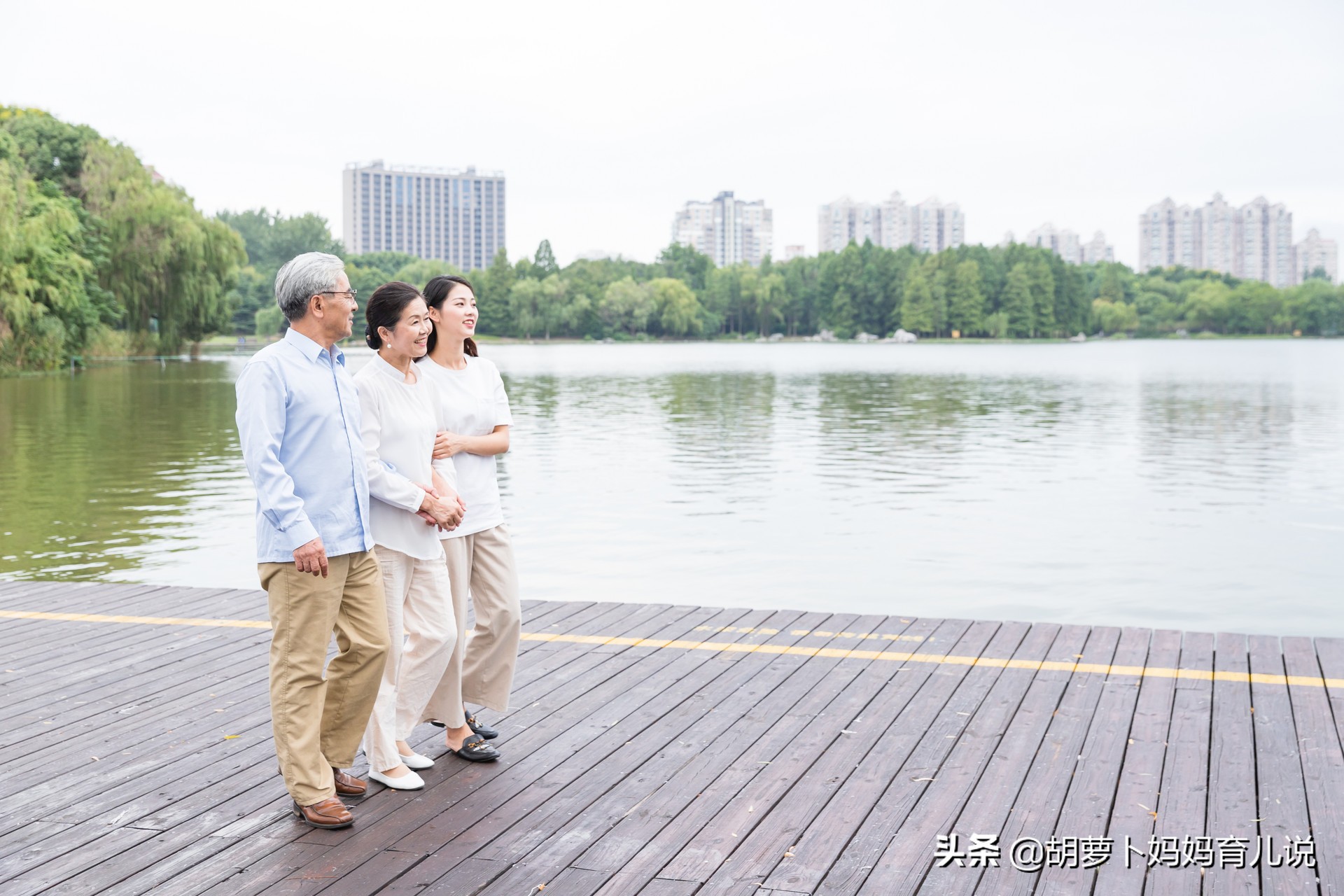 90岁爸爸给70岁儿子喂红烧肉,95岁的父亲给儿子夹红烧肉