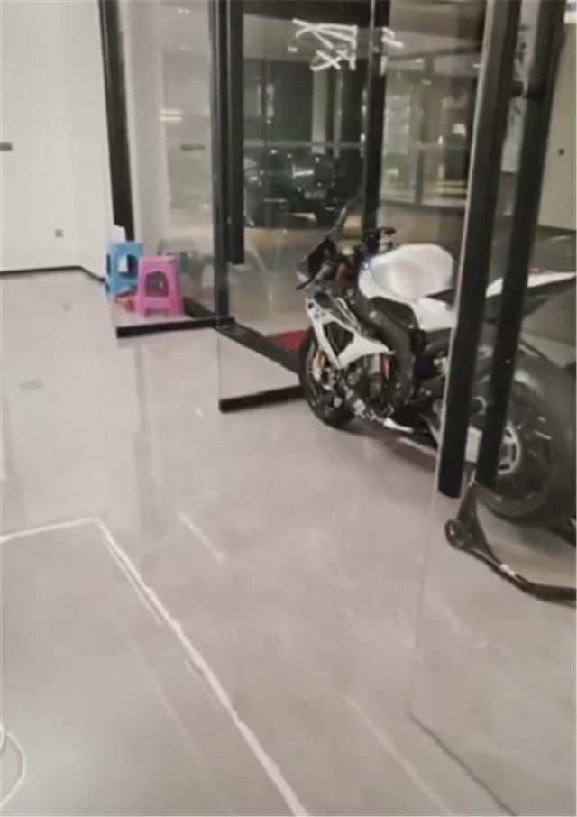 国内仅30台的机车被放在办公室，车价95万，整车当装饰还不骑