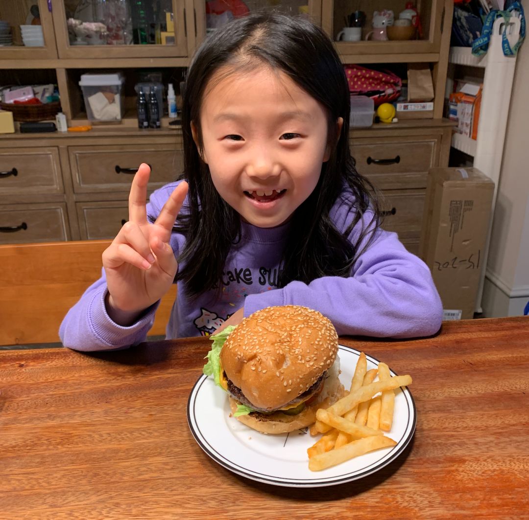 两个小孩给妈妈做大餐,两个女孩给爸妈做饭