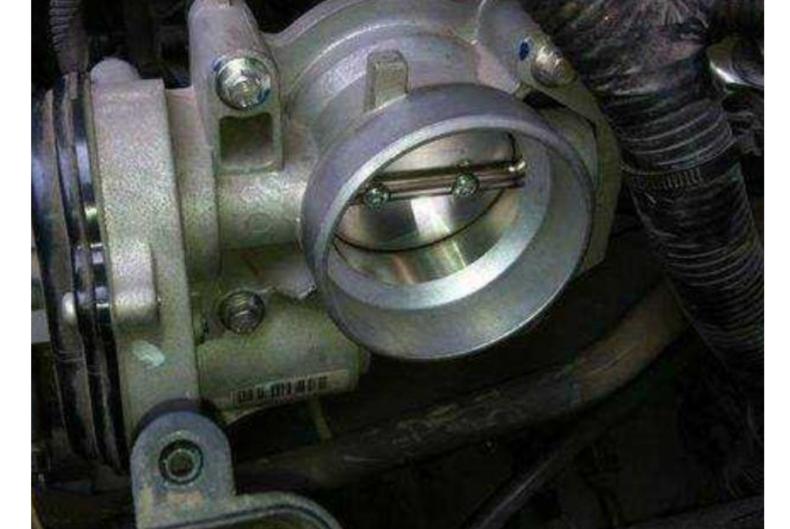 节气门车上清洗还是拆下来清洗,节气门可以用手纸擦吗