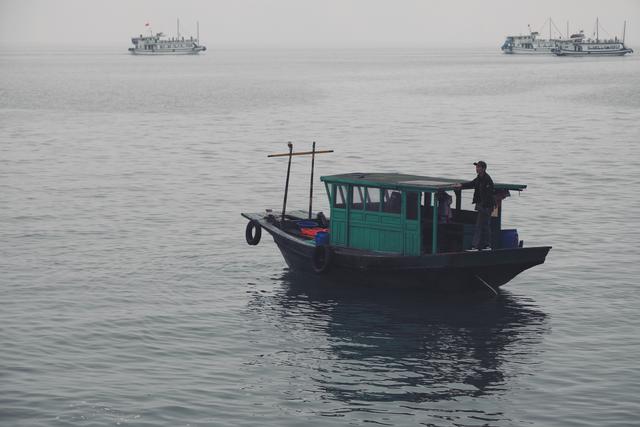 这里虽然风景如画人们生活的却很凄惨没日没夜的追着大船讨生活