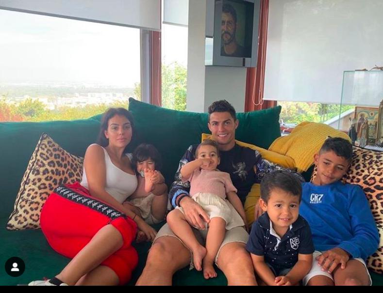 C罗晒居家锻炼视频，女友乔治娜素颜穿运动装跑步