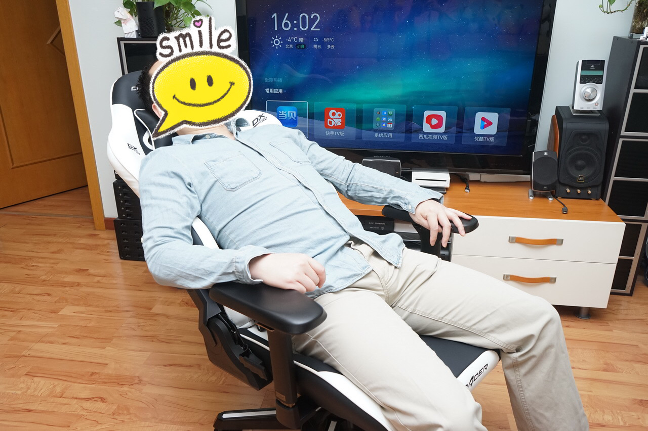 迪锐克斯dxracer电竞桌,甜品级显卡