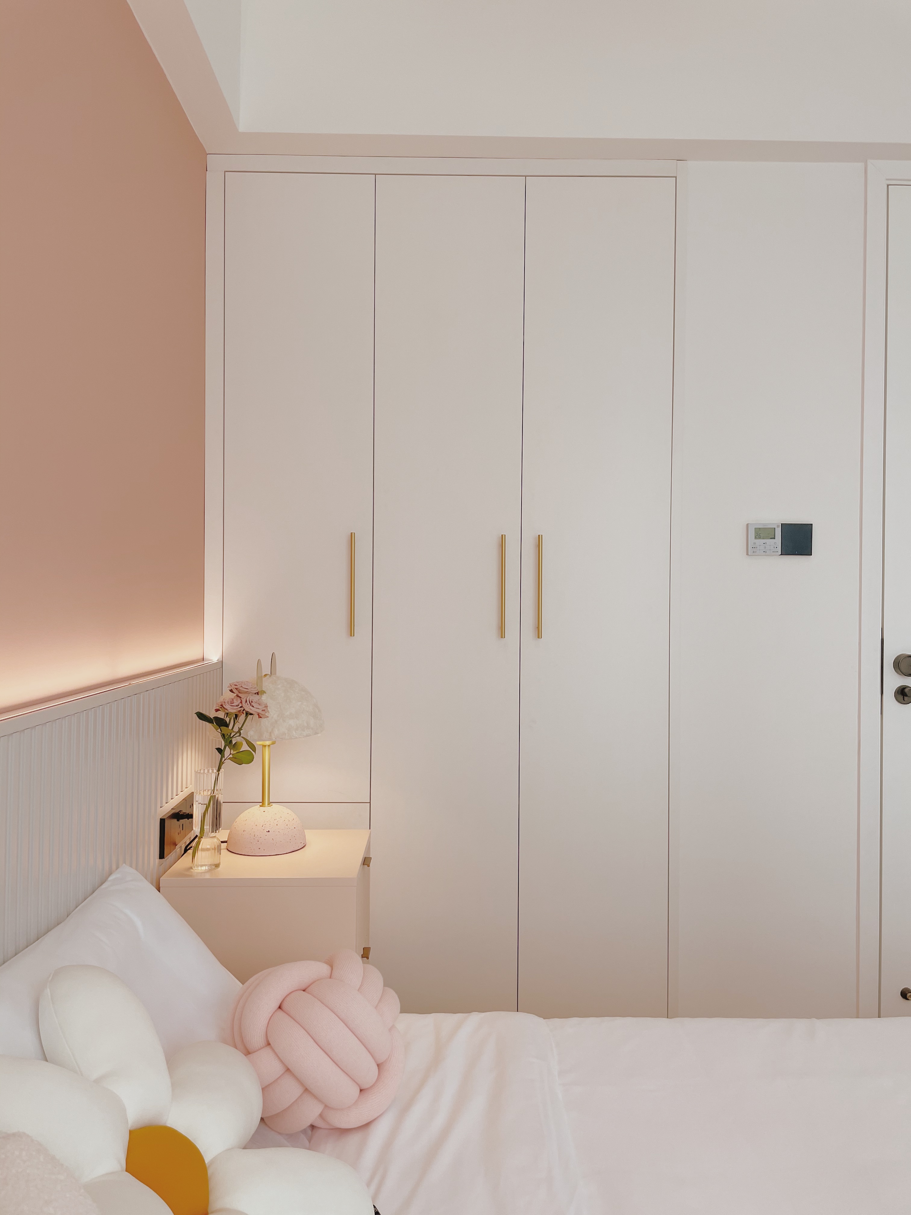 粉色格栅卧室背景墙,卧室背景墙是粉色搭配什么窗帘