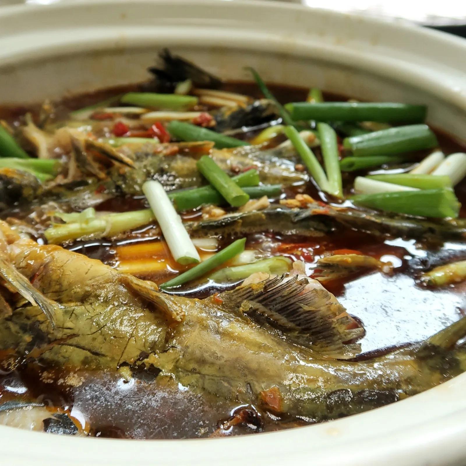 黄辣丁拿盐巴和料酒腌渍搓洗,它胡子刺很利,要格外小心。