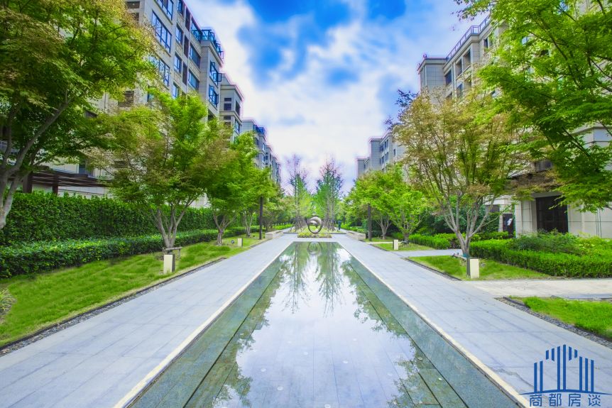 依水而眠只在江南水乡？也许，倾尽心力的内陆湖景更胜一筹