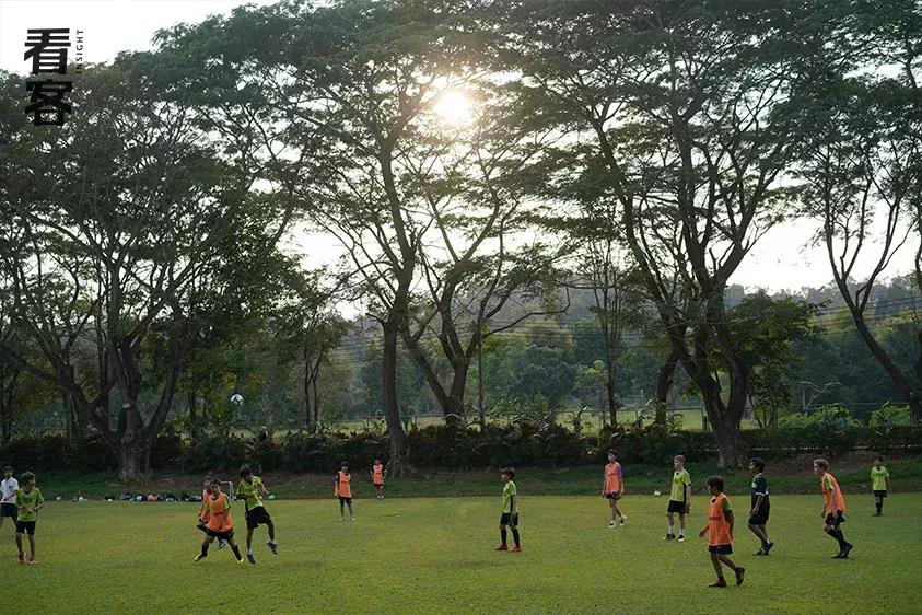 为了娃上学搬到城里,为了孩子全家去泰国读书