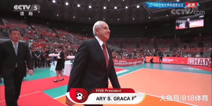 中国女排颁奖日本观众走光,日排协主席黑脸,切朱婷获奖镜头