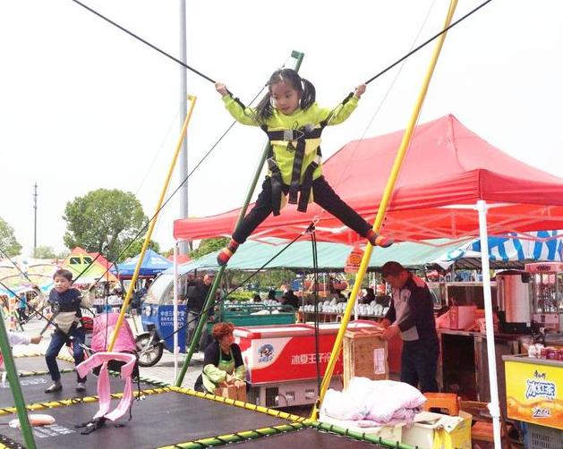 2岁女儿抠耳朵,两岁女儿在游乐园掏耳朵