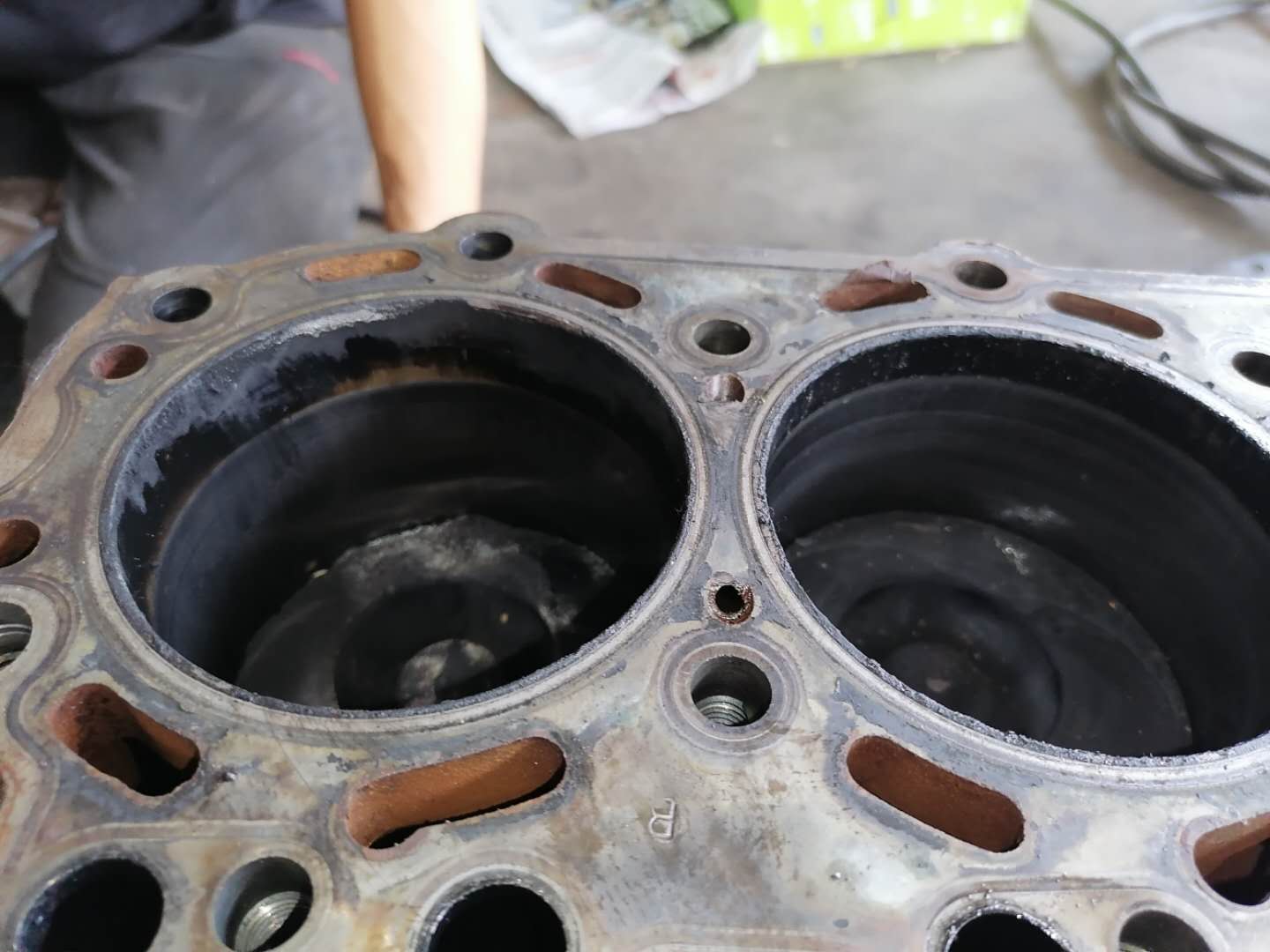 发动机冒白烟蓝烟烧机油,尾气大量冒蓝烟要不要大修发动机