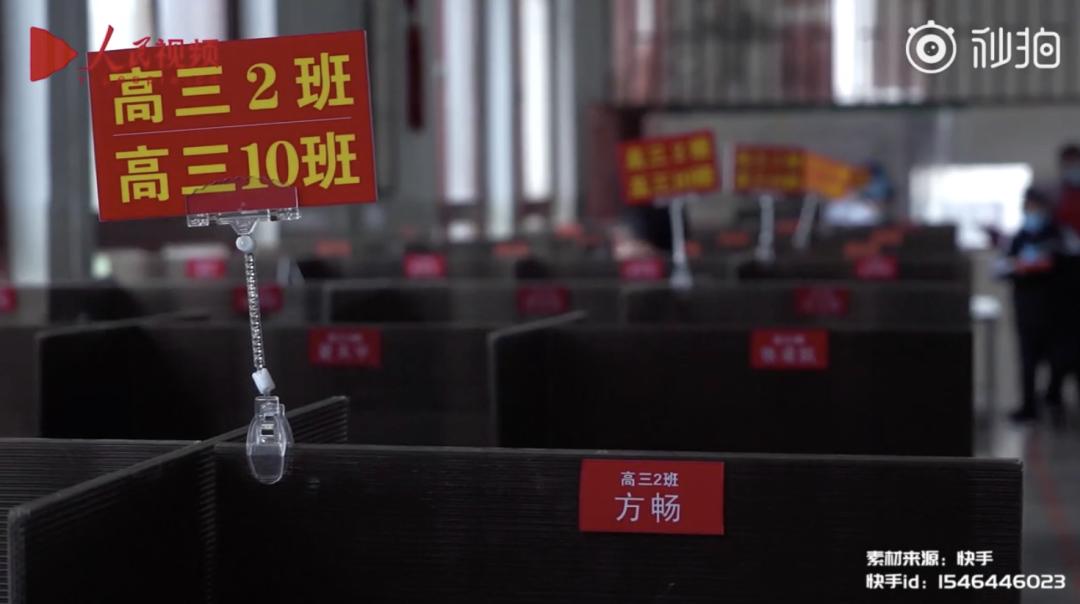 山东一学校食堂火了!一张餐桌4个凳子锁了3个,只容一人孤独地坐着