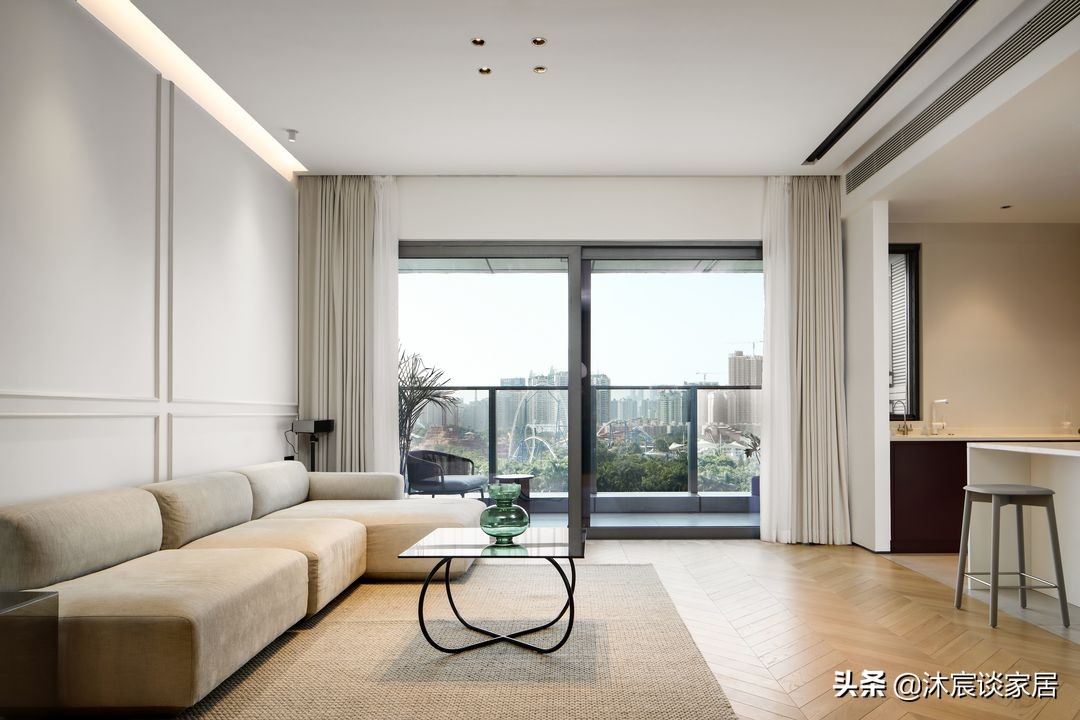 看完她的新家，才知生活可以如此有品质，室内极简大方且随性美好