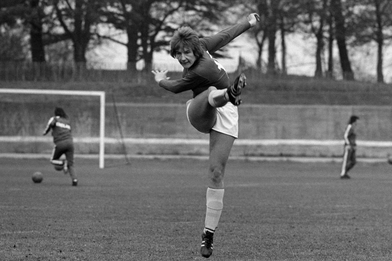 往日荣耀害惨现在！英格兰前国脚指责踢球害其痴呆，呼吁改变规则