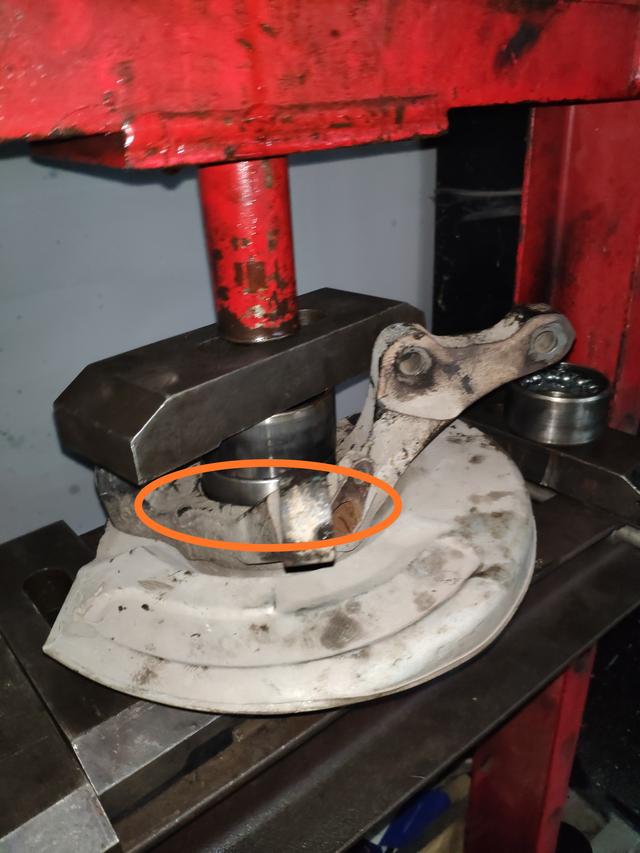 东南v5车前轮异响怎么解决,东南v5菱致底盘异响