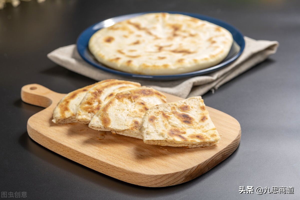 小伙摆摊卖千层饼,小伙摆摊卖鸡蛋饼三年