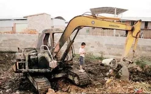 嫁给开挖掘机男人的好处,搞挖机的男人值不值得嫁