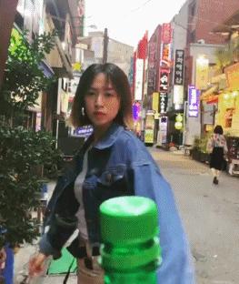 全世界都在挑战瓶盖，但请小心你的韧带