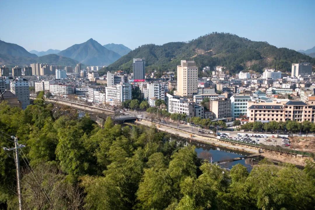 辞去年薪百万的工作回到农村,年轻人辞职去农村租房