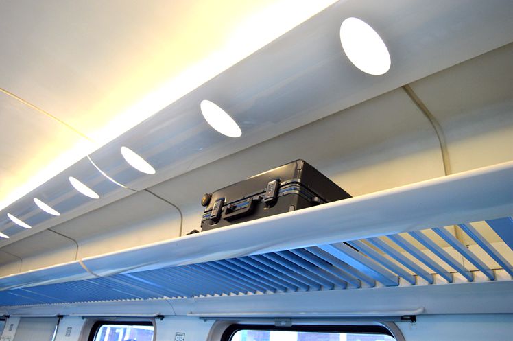 又要值乘了，放下背包拎起皮箱，地平线8号拉杆箱体验