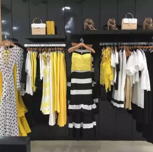 服装陈列挂衣教程,服装店如何让服装货架陈列有美感