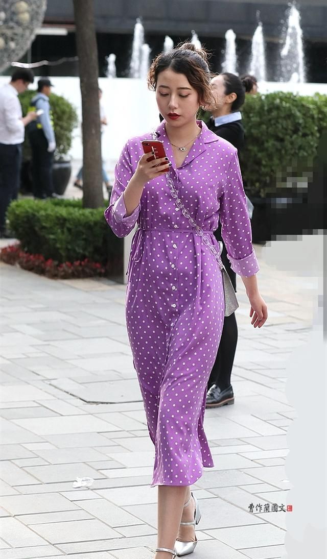 每个女孩都有一件条纹衣服,少女感波点上衣