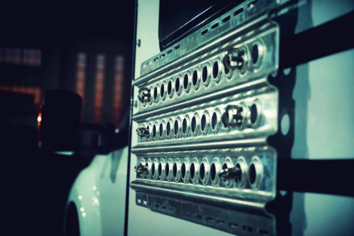 新款国六麦卡单排越野房车,定制四驱越野全地形b型长轴房车