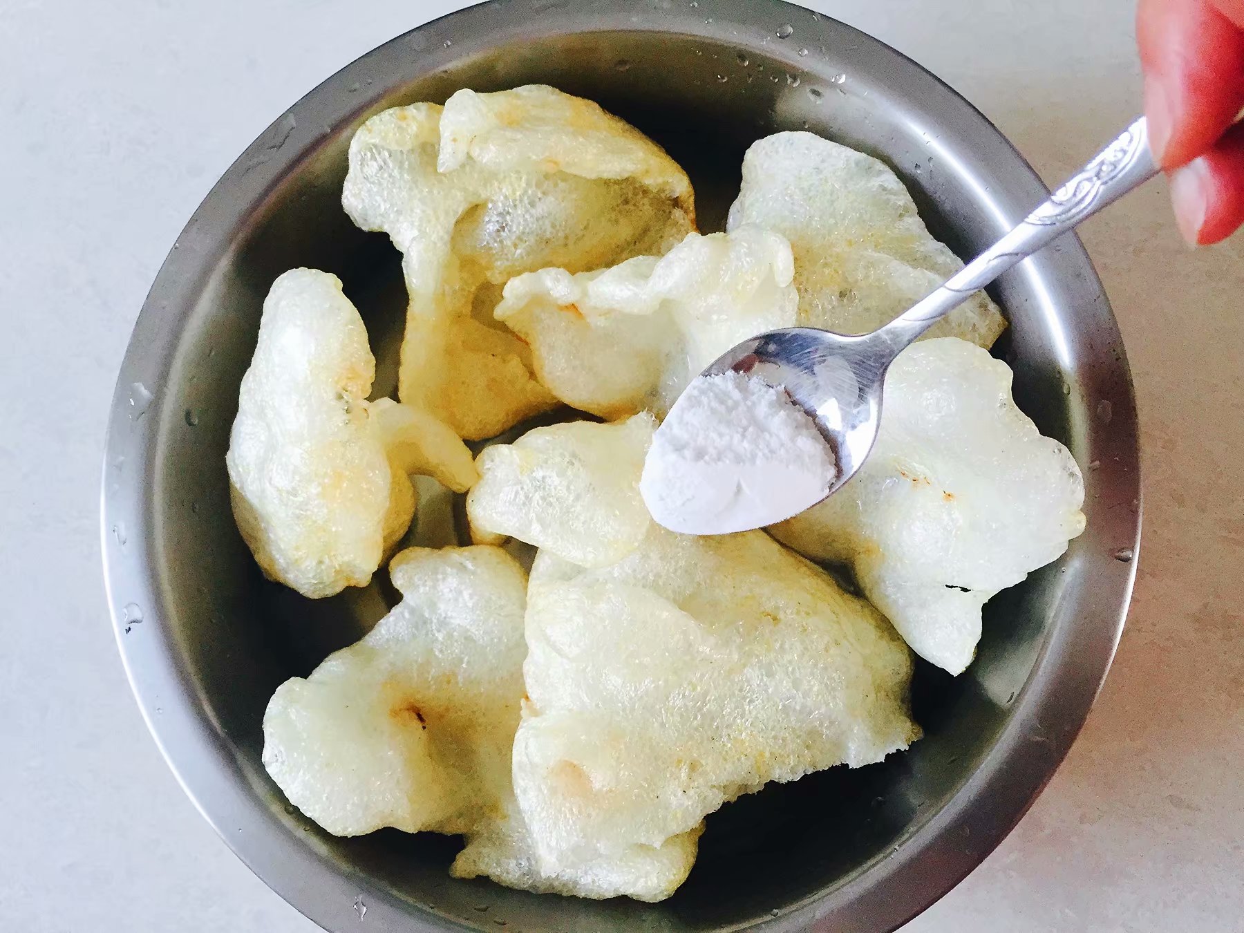 此鱼生长在固定的50公里之内，其鳔贵为稀有珍品