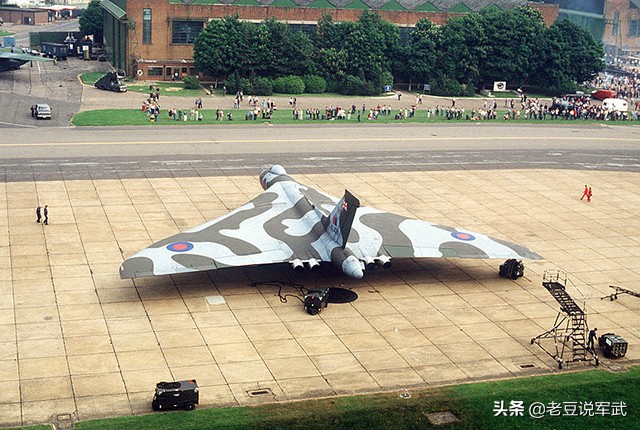 英国v型轰炸机,英国三神轰炸机