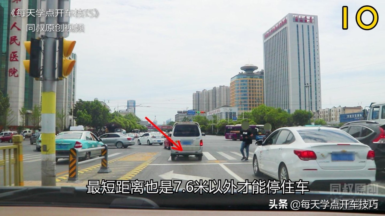 红绿灯路口行人闯红灯用不用礼让,路口遇到红灯怎么解决