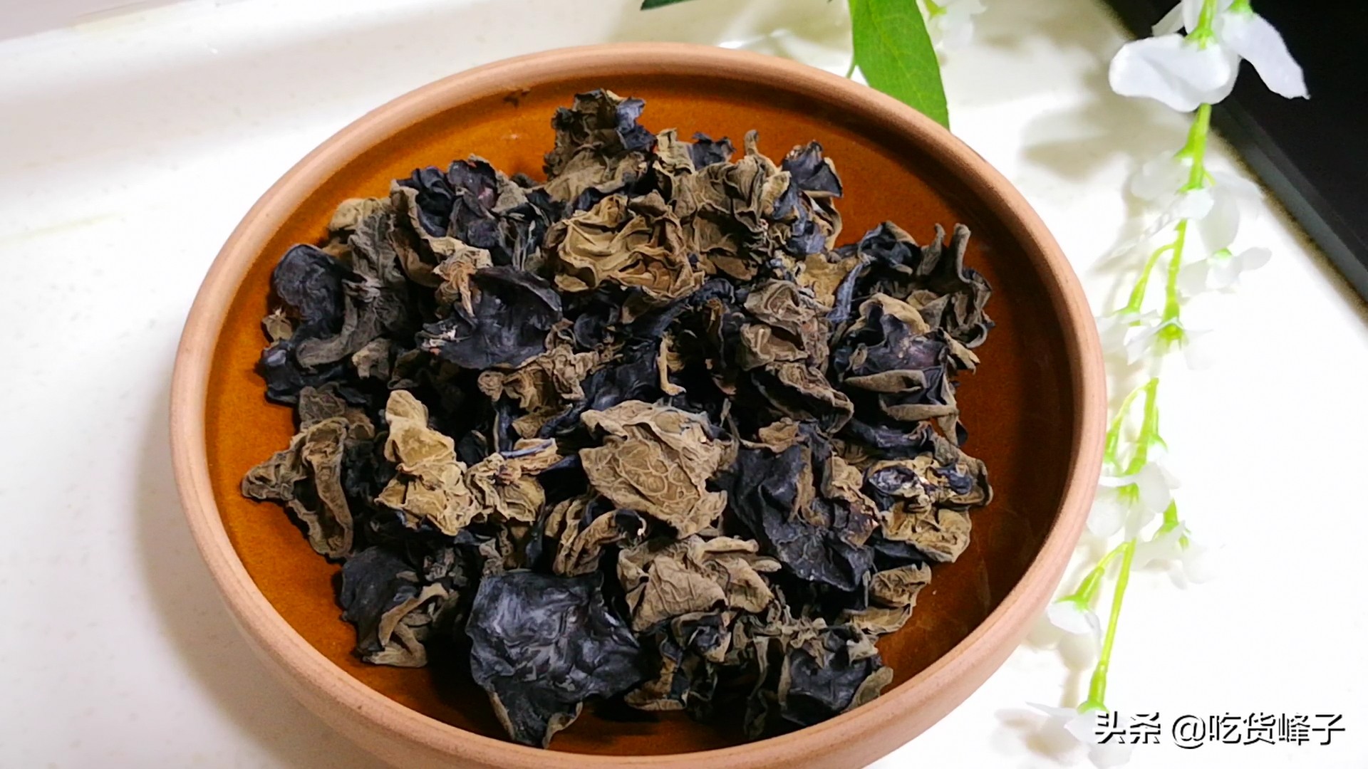 干黑木耳怎么选才能买到好的,买木耳是越黑越好吗