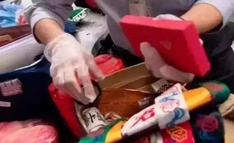 留学生海关安检被拒，CL的萝卜丁口红竟成凶器！