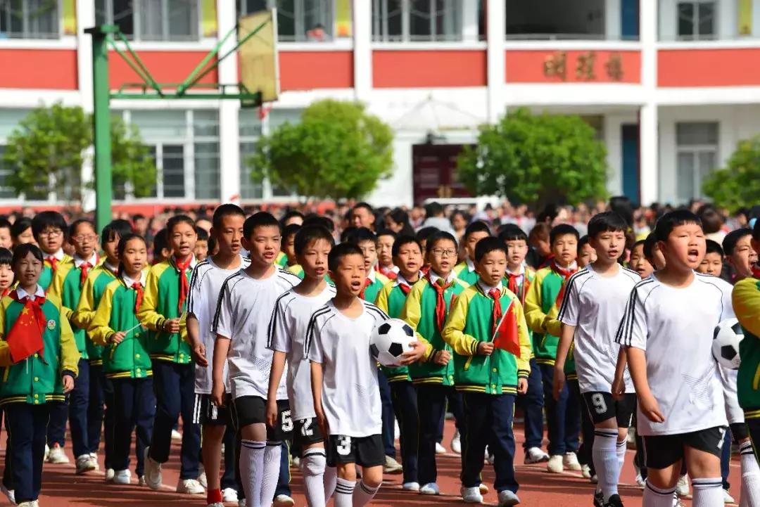 绿茵草地挥斥方遒阳光体育梦圆今朝