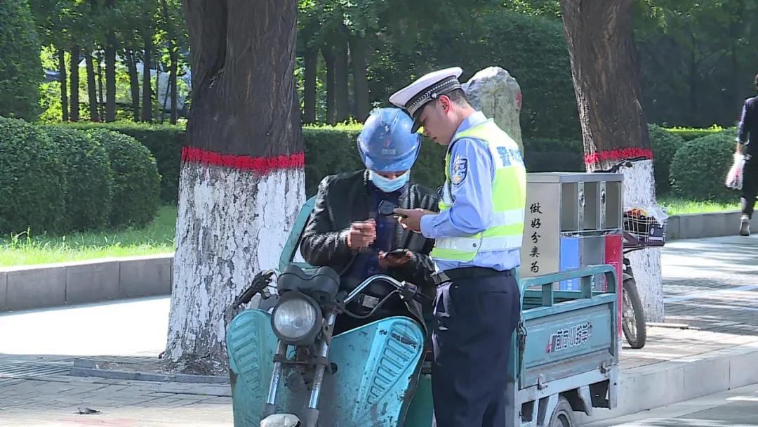 治理电动车违法上路,市区交警助力营造文明交通环境