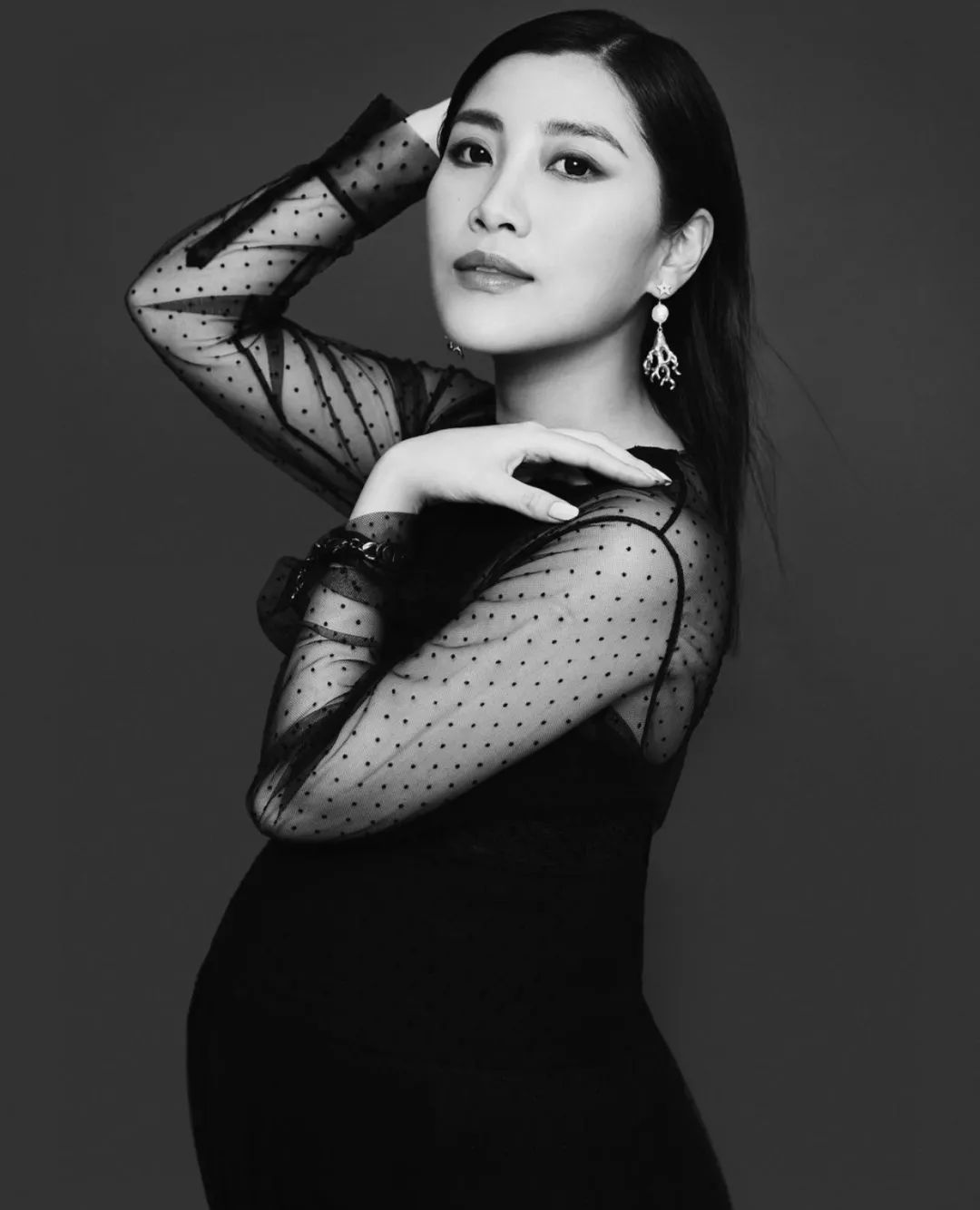 何超盈与何超英很像,何超盈女儿和奚梦瑶