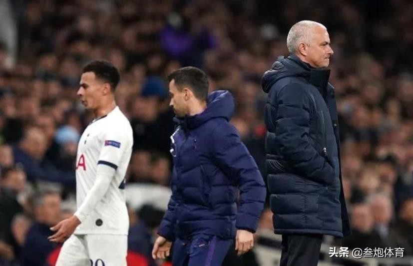 热刺5200万巨星翻天！当穆里尼奥面发飙，怒踢水瓶+看台碎念