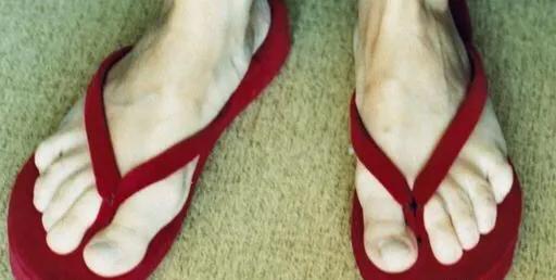 拖鞋穿久了应该怎么洗才最干净,拖鞋穿时间长了黑了怎么去掉